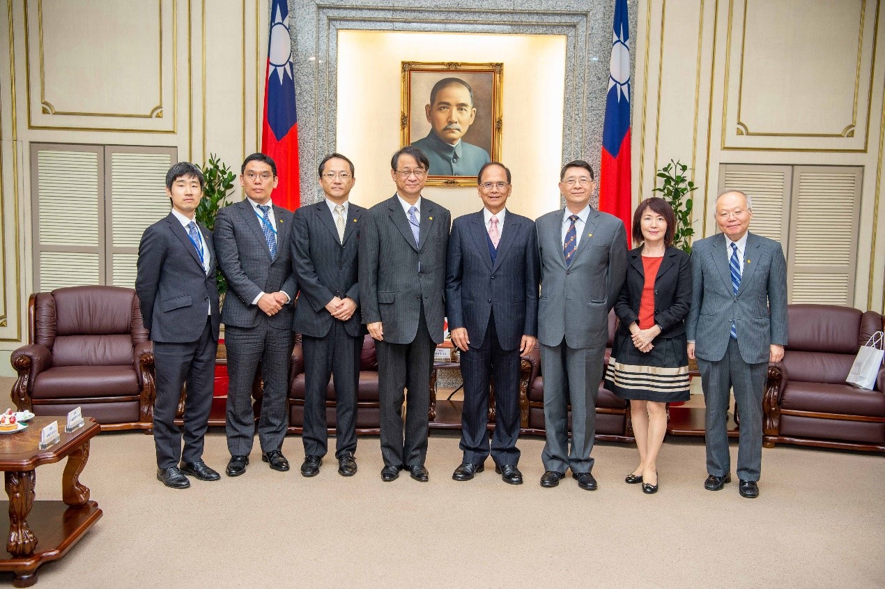 院長接待外賓封面照