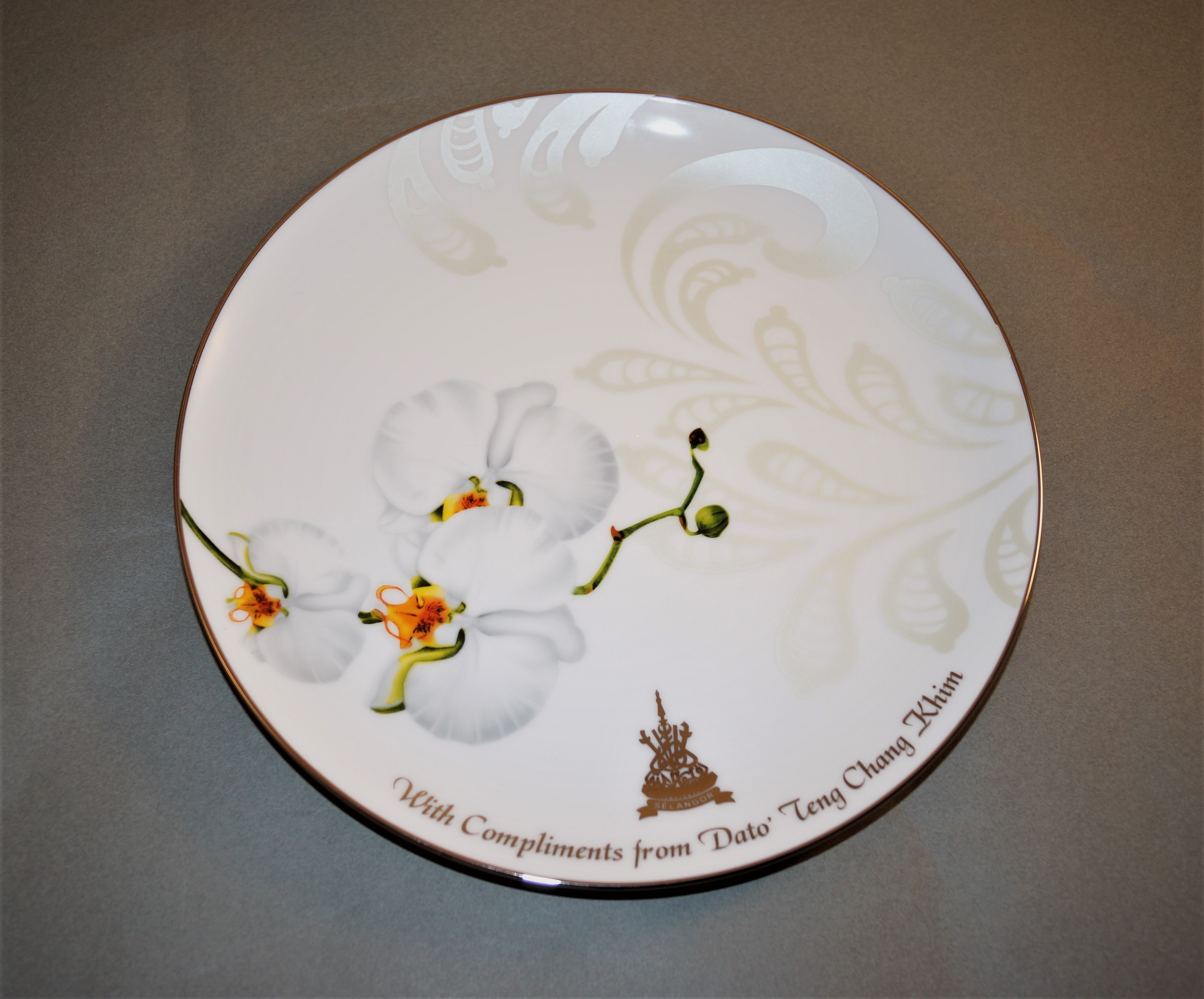 馬來西亞雪蘭莪州州務大臣拿督訪問團致贈-Legle Limoges France 蝴蝶蘭瓷盤相關照片