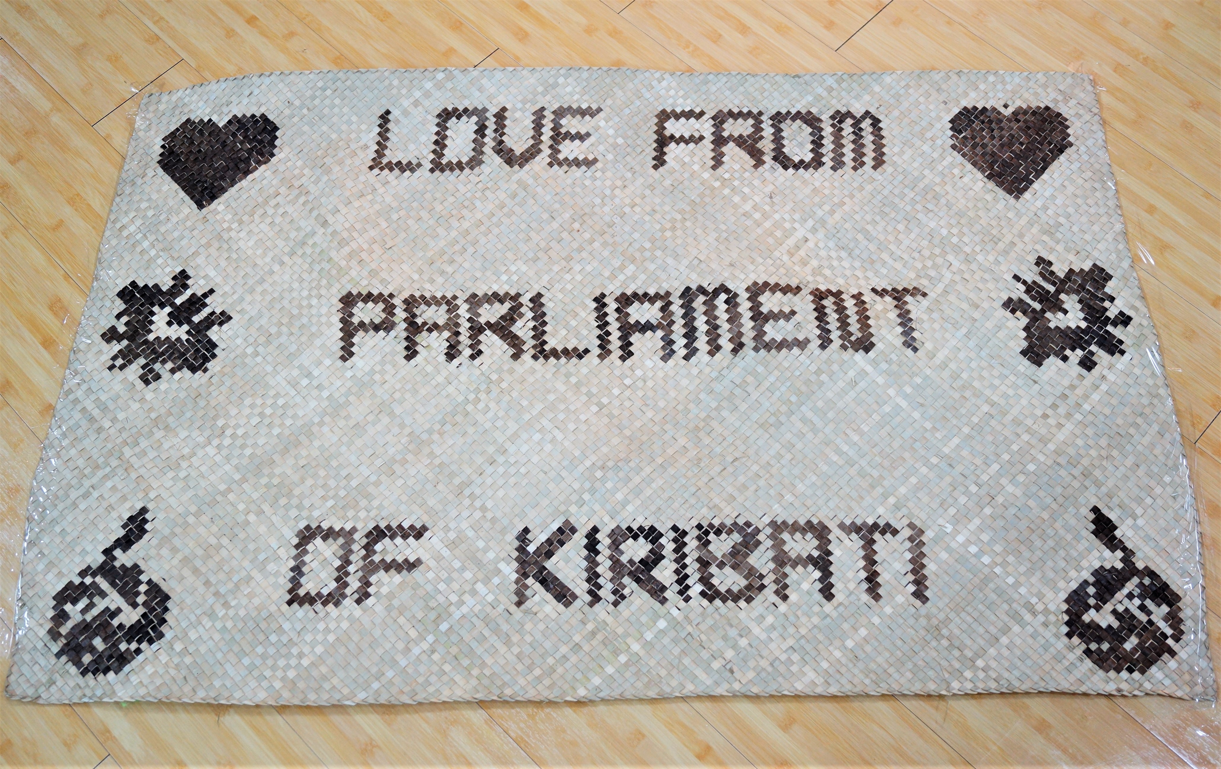 吉里巴斯共和國國會議長萬伊閣下伉儷等一行致贈-傳統手工編織席製品相關照片