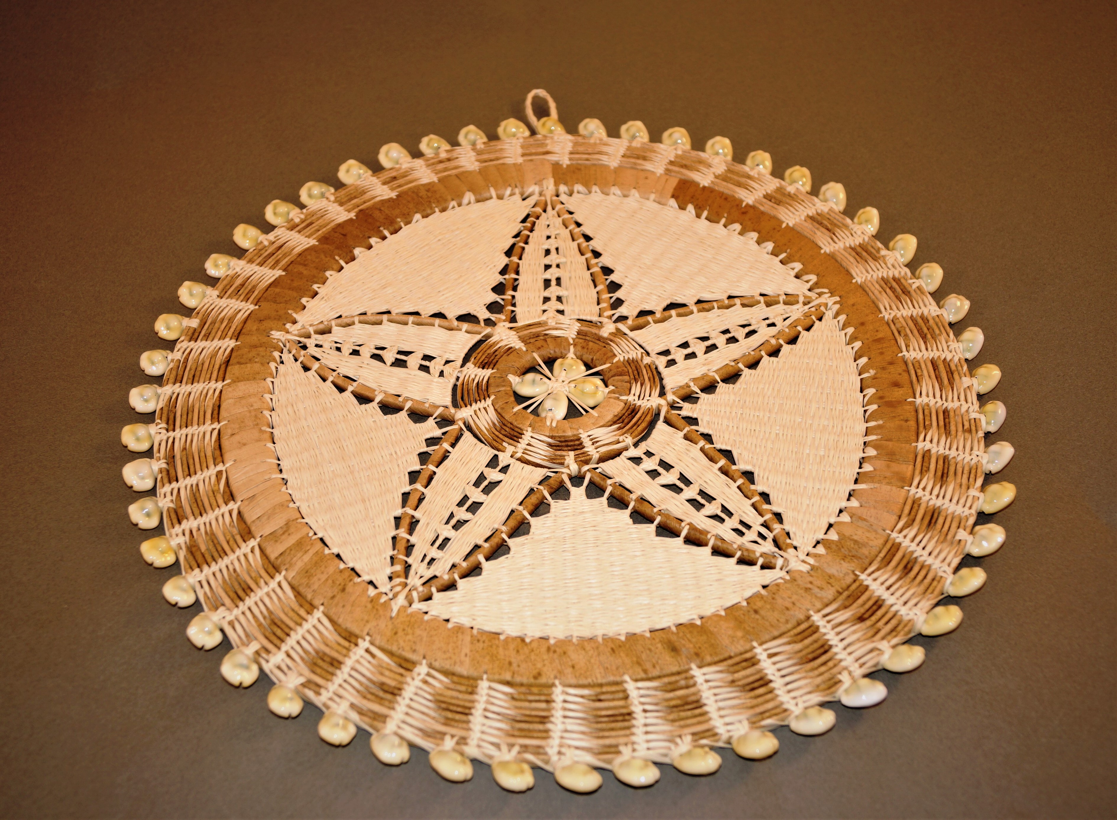 馬紹爾群島共和國國會議長凱迪閣下伉儷致贈手作編織類傳統特色藝品(貝殼藤編壁飾)-相關照片