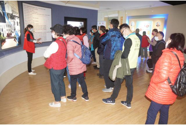 台北市信義區國業里里民活動一行參觀博物館共6張照片