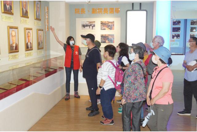 台北市中正社區大學一行參觀博物館共8張照片